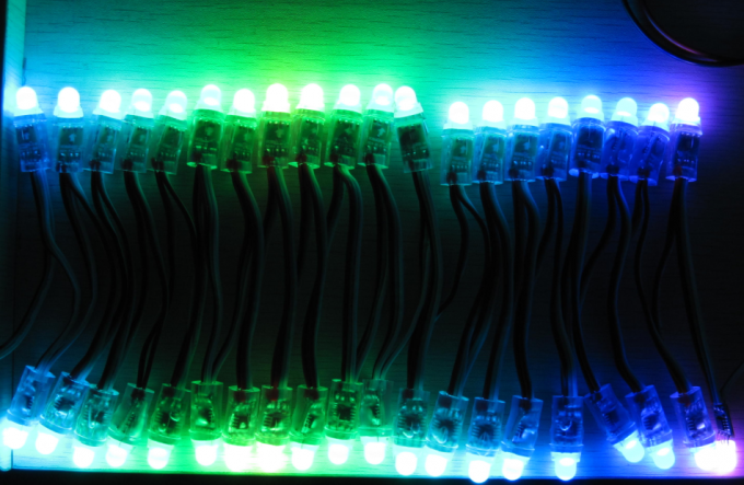 muestras de publicidad al aire libre llevadas programables del colorchange de la señalización del bedrahtet de 5V 12m m RGB LED que construyen el decoraion